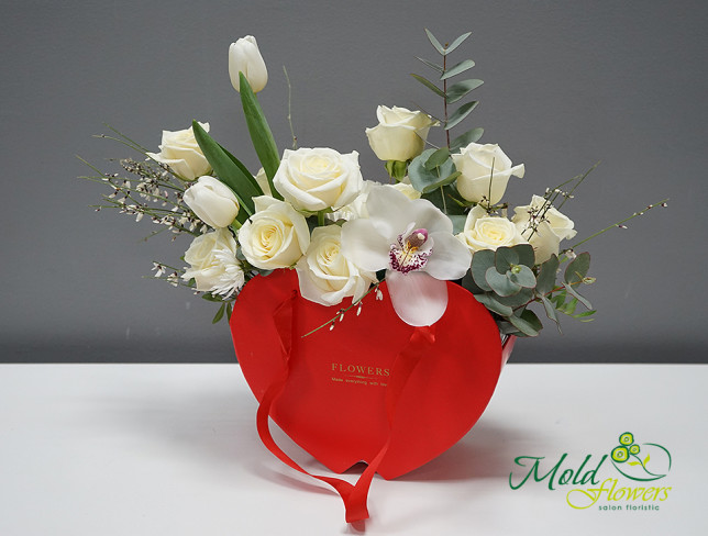 Коробка-сердце с белыми розами Фото